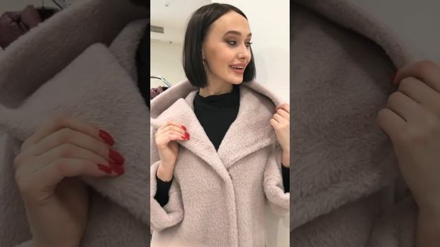 Видео от ПАЛЬТО ПУХОВИКИ КОЖАНЫЕ КУРТКИ ШУБЫ ДУБЛЕНКИ смотреть онлайн