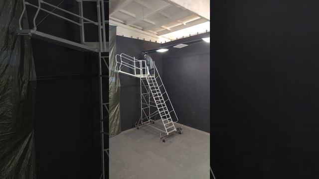 Мобильная площадка с переходным мостиком. смотреть онлайн