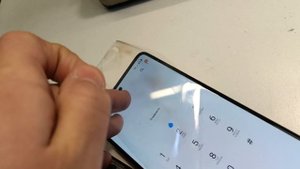 Пятна на экране телефона которые видно на белом фоне