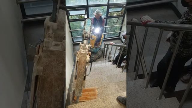 Спуск эксковатора по лестнице в многоэтажке смотреть онлайн
