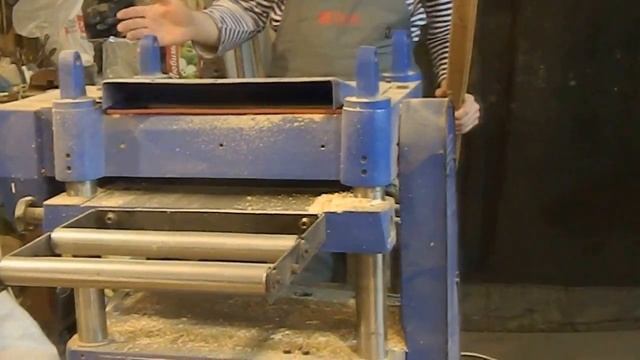 Как строгать древесину толщиной от 2 до 10 мм на рейсмусе .How to plan wood with a thickness . смотреть онлайн