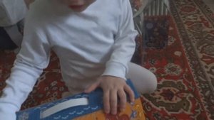 Распаковка новогодних подарков с детьми / 4 кг сладостей!
