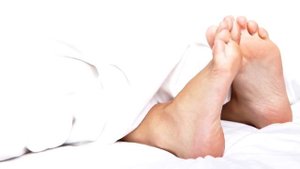 Почему когда мы хотим заснуть,  высовываем ноги из-под одеяла и делаем это неосознанно