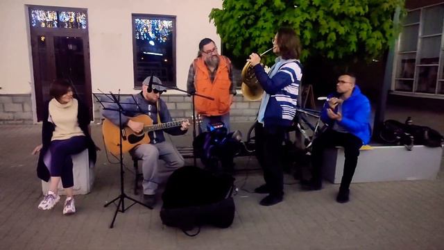 Джаз-импровизации. Уличные музыканты. Валторна и гитара. Jazz.