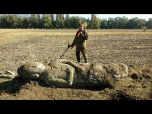 Фермер на огороде сразу и не понял, что нашел.