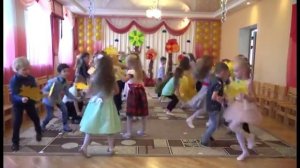 Общий танец с листьями в детском саду.mp4