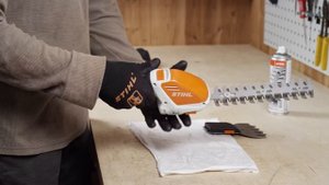Кусторез аккумуляторный + ножницы для травы STIHL HSA 26: чистка и хранение