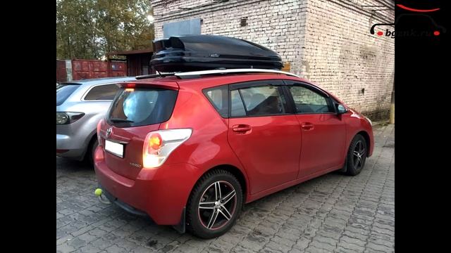 Тойота Версо (Toyota Verso) с автобоксом Koffer 480 и автобагажником Fico на крыше смотреть онлайн