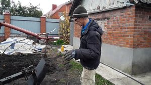 Вспашка огорода мотоблоком с плугом.