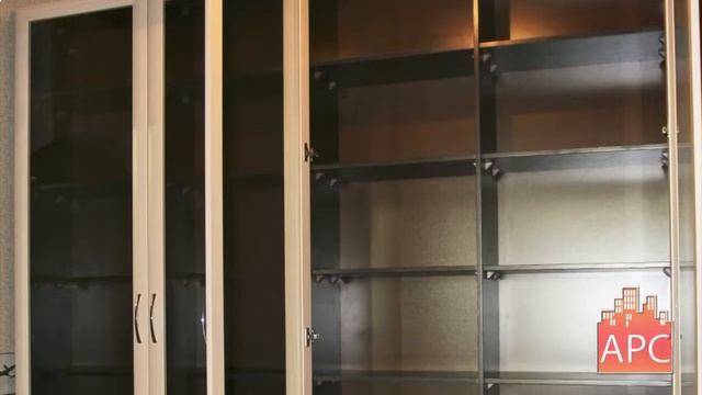 Книжный корпусной шкаф в гостиную