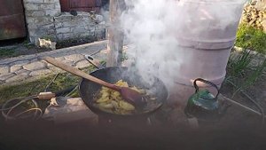 Заканчиваю жарить картошку на щепочнице.