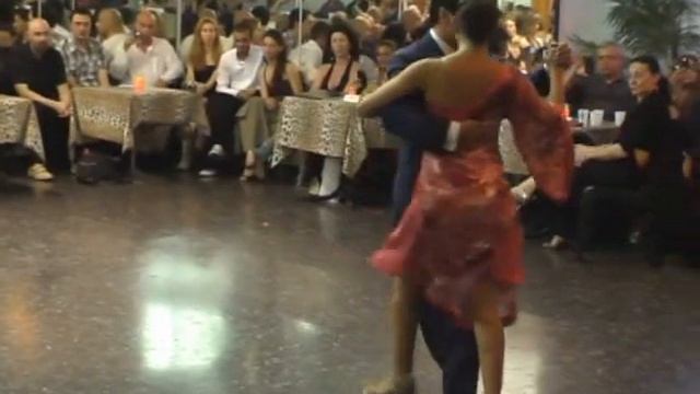 Roxana Suarez y Sebastian Achaval - La Mulateada - Milonga "El Yaguarón" смотреть онлайн