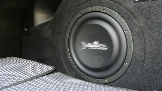 Сабовое звено DL Audio Barracuda 10 Flat и моноблок Barracuda 1.600. Установка в Гранту Лифтбек