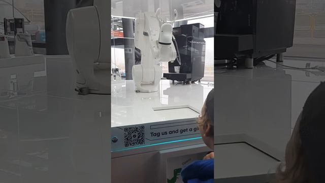 ROBOX Кофе Робот в аэропорту Варшава Модлин. смотреть онлайн