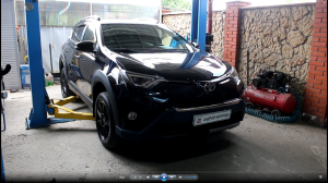 Замена нижней накладки переднего бампера на Toyota RAV4 2,5 Тойота РАВ 4 2018 года