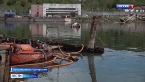 Продолжаются работы по подъему кораблей со дна Авачинской бухты || Вести-Камчатка