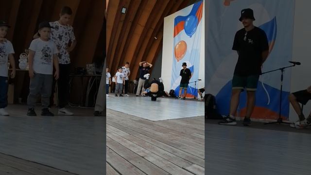 10.08.22. Финальный баттл 2 смены лагеря по брейк дансу. Headspin Battle. Итог: два 1 места.