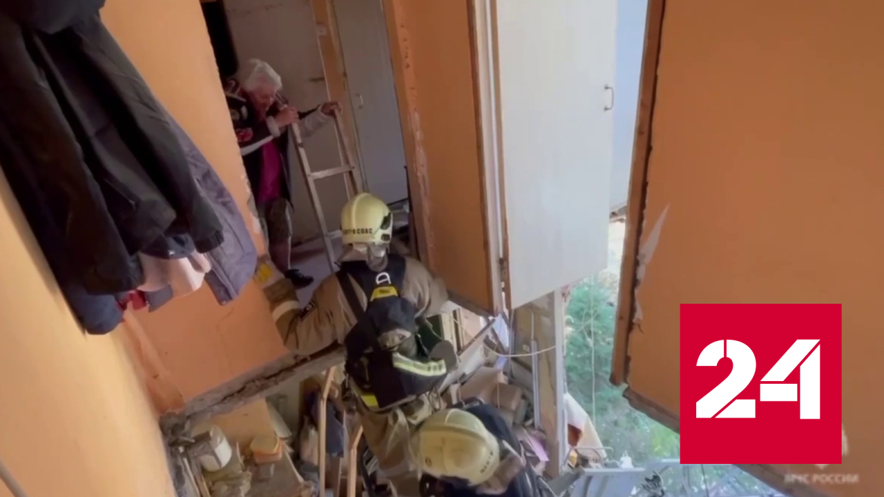 МЧС показало кадры спасения пенсионерки из пострадавшего от взрыва дома - Россия 24