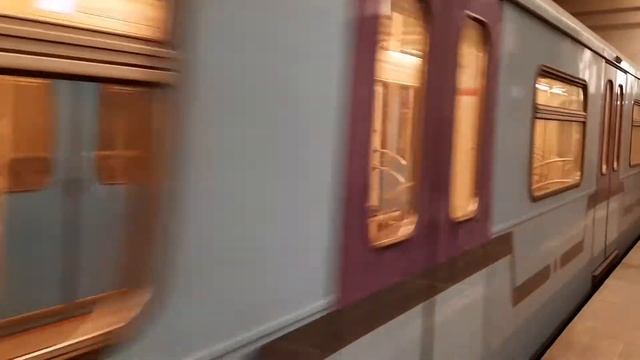 81-760А/761А/763А "Баклажан" прибывает на станцию Медведково смотреть онлайн