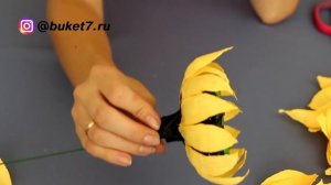 Подсолнух из конфет . Мастер-класс. Цветы из гофрированной бумаги.