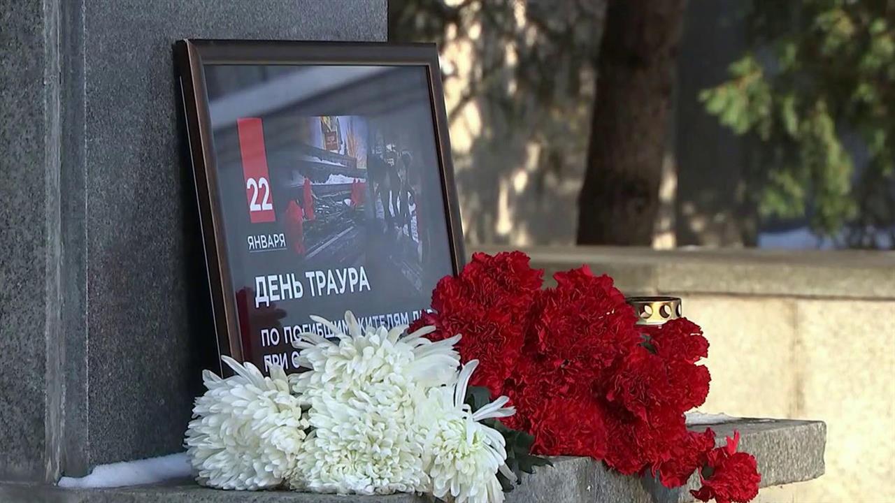 В Москве у стен представительства ДНР возник стихийный мемориал в память о погибших в Донецке