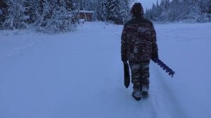 УЕХАЛИ В ТАЙГУ НА НОВЫЙ ГОД / ЖИВЁМ В ИЗБЕ / ЛОВИМ ХАРИУСА НА ТАЁЖНОЙ РЕЧКЕ. ЖИЗНЬ В ЛЕСУ.