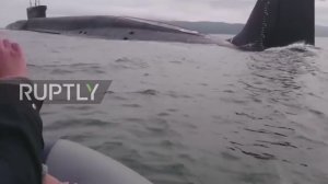 Реакция двух рыбаков на всплывшую перед ними подводную лодку