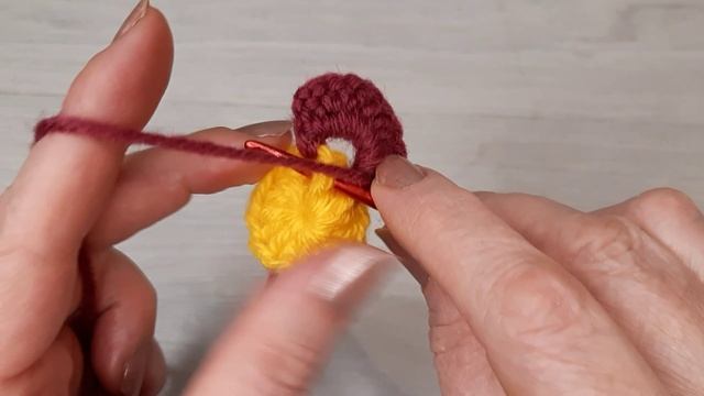 Вязаный цветок крючком. смотреть онлайн