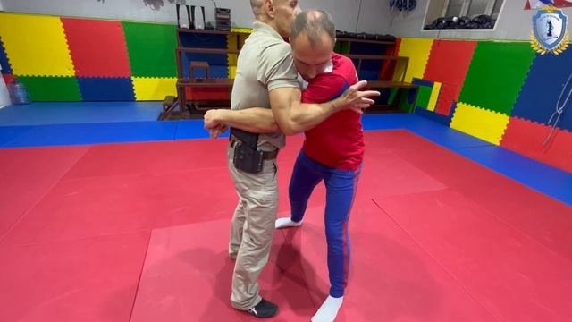 Освобождение от захвата туловища спереди без рук смотреть онлайн