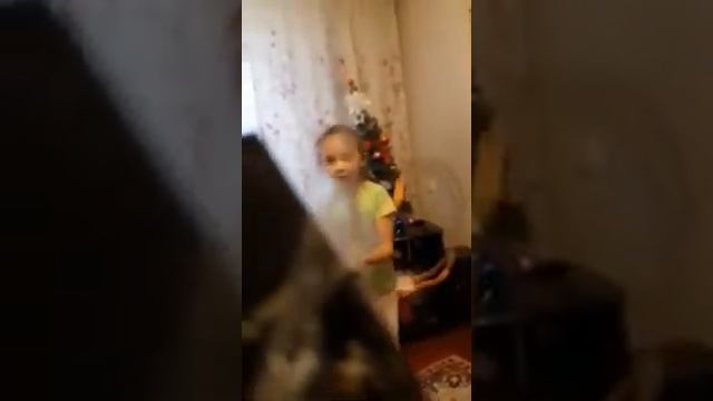 Бумажный самолёт с моторчиком. Экспериментируем... смотреть онлайн