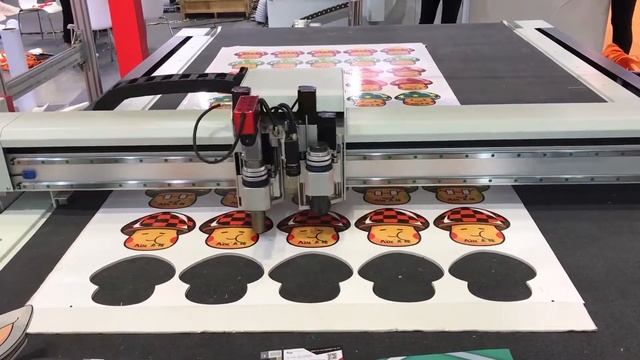 Плоттер X-Plot: Резка по напечатанному на ПВХ. смотреть онлайн