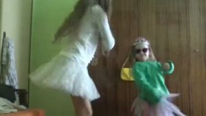 Танцуем с младшей сестрой Полей . Дискотека.