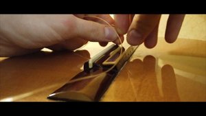 Как поменять струны на классической гитаре?
