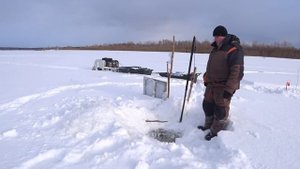 Якутская пешня работает вместо человека, а не человек работает вместо пешни.
