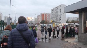 Стоит очередь на автобус №1201 и ждет следующий автобус, а предыдущий не отправляется