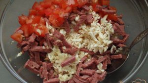 Салат с колбасным сыром и сухариками