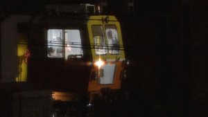 Ночная работа по выправки жд полотна путевой машины на станции Железнодорожная