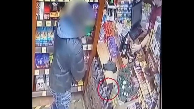 Саратовец нашел чужой кошелек с 40 000 рублей. Его вычислили по камерам смотреть онлайн