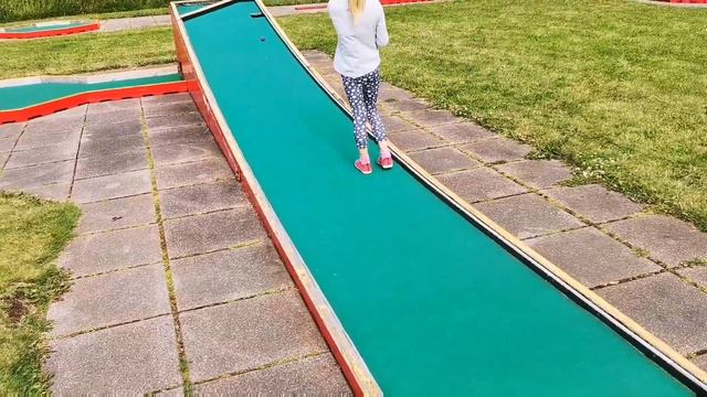 ФИНЛЯНДИЯ🇫🇮ХЕЛЬСИНКИ 🇫🇮ИГРАЕМ В МИНИ ГОЛЬФ смотреть онлайн