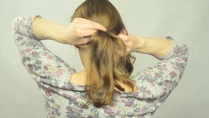 Прическа хвост. С оригинальной прической хвост на работу, в институт, в школу.