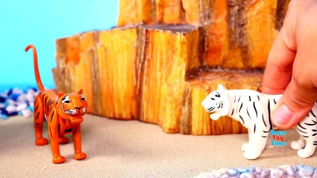 Island Diorama And Playmobil Animal Figurines