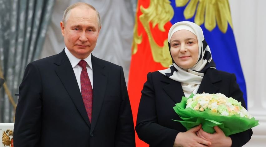 Путин вручил жене Рамзана Кадырова награду «Мать-героиня»