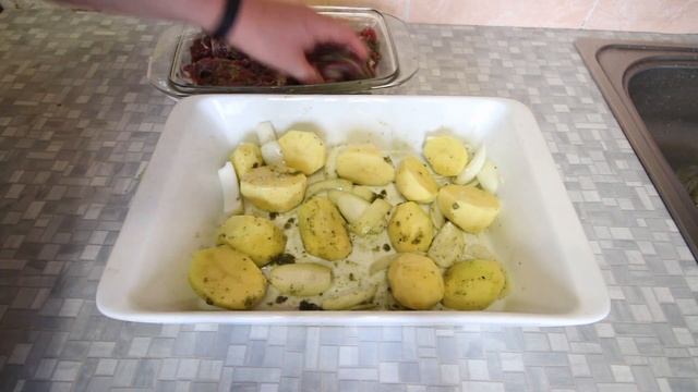 Верблюжатина, запеченная с картошкой в духовке