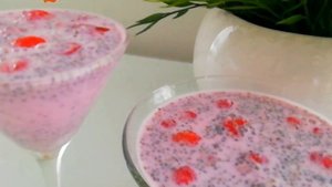 Вкусный десерт с семенами Чиа, клубникой и молоком с сиропом 🍸🍧