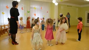 Веселая игра на утреннике 8 Марта в детском саду Младшая группа