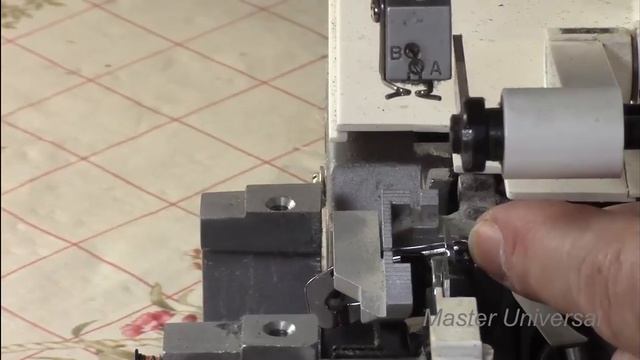 Оверлок Singer 14SY654. Замена и регулировка правого петлителя. Видео № 254. смотреть онлайн