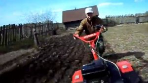 мотоблок салют. вспашка плугом.