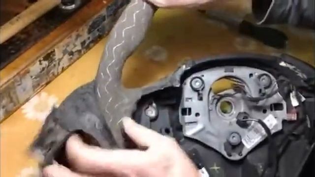 нюансы при перетягивании руля с подогревом на BMW X-3 2013 года смотреть онлайн