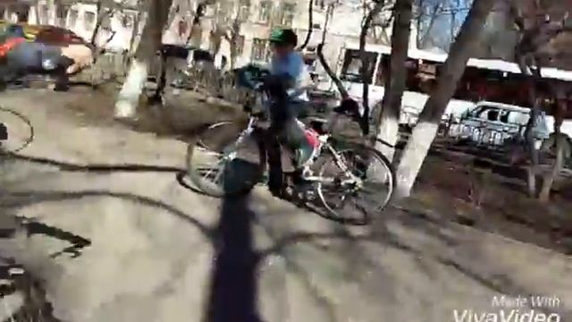 Вот так мы с друзьями катаемся на великах.