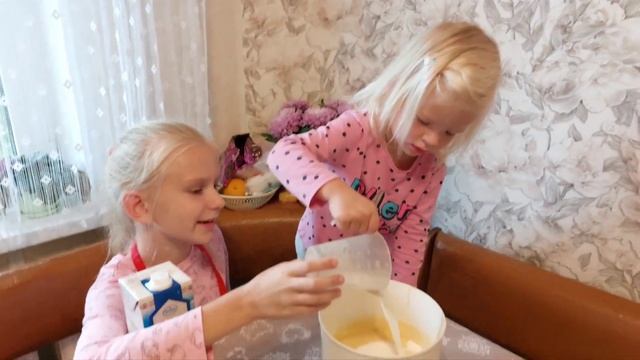 Дети готовят блинчики на кухне / Рецепт блинов